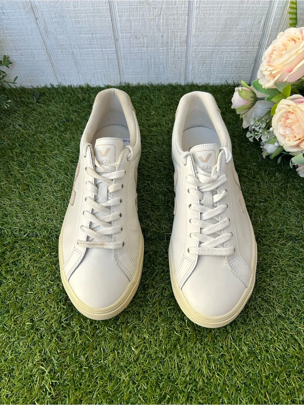VEJA Women  Esplar Logo Leather Extra-White Sable size 7 gently used
